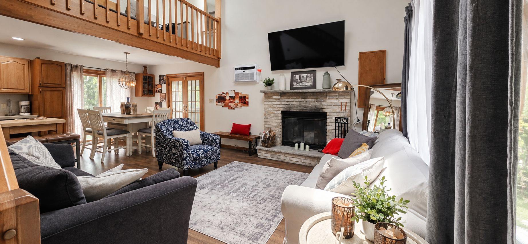 Amplia sala de estar con chimenea, comedor y cocina.