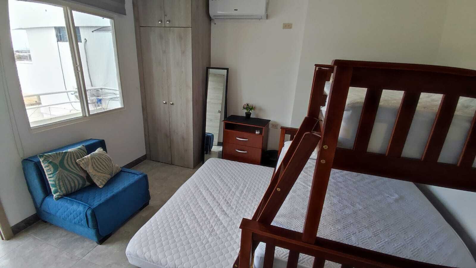 4 habitaciones, tabla de planchar con plancha, wifi y ropa de cama 