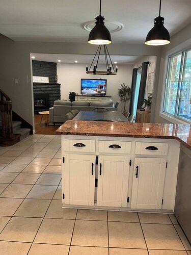 Rockway Retreat - Spacious Home & Backyard Oasis