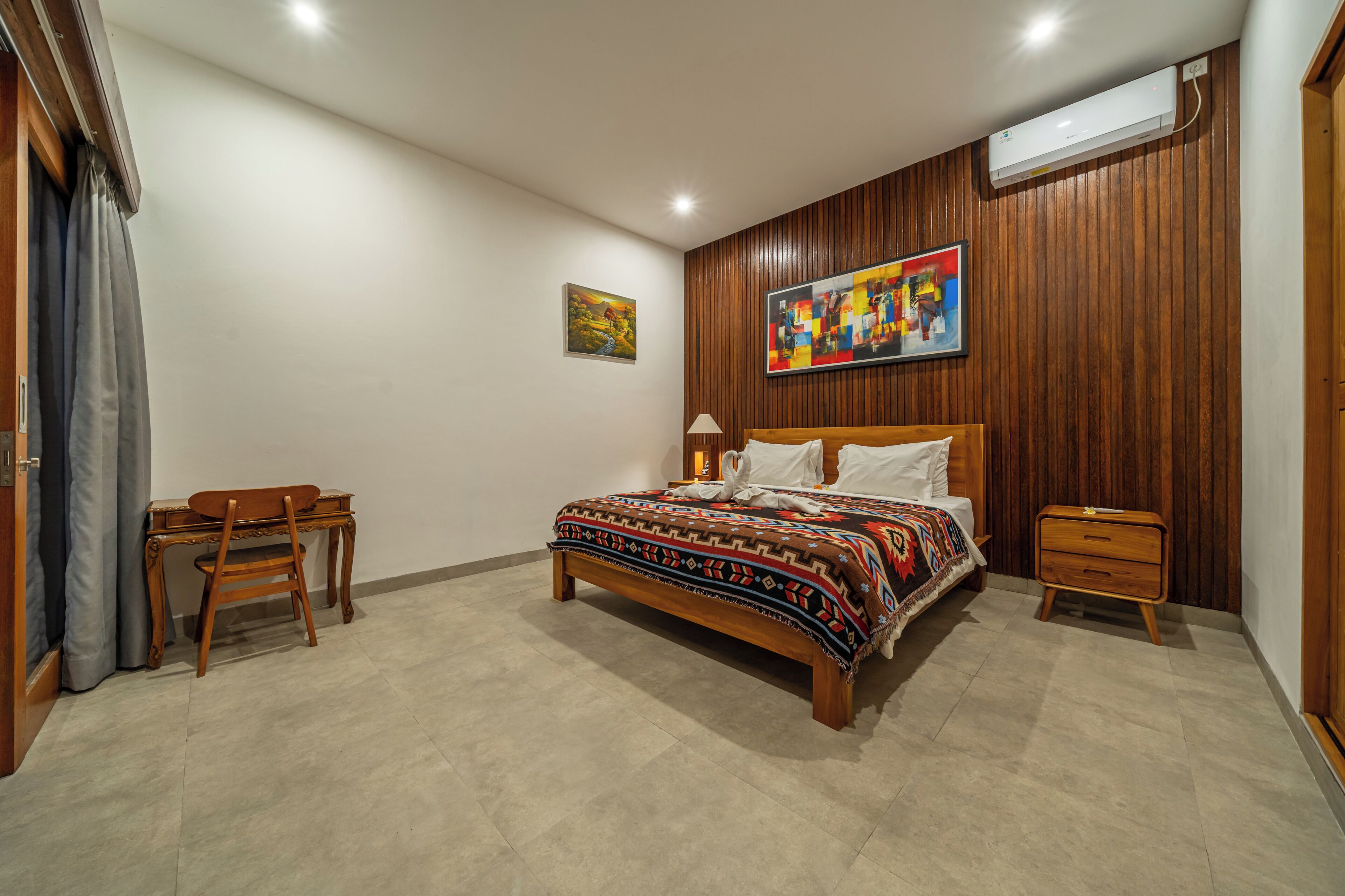 Une chambre à coucher avec un lit en bois, un bureau et une chaise.