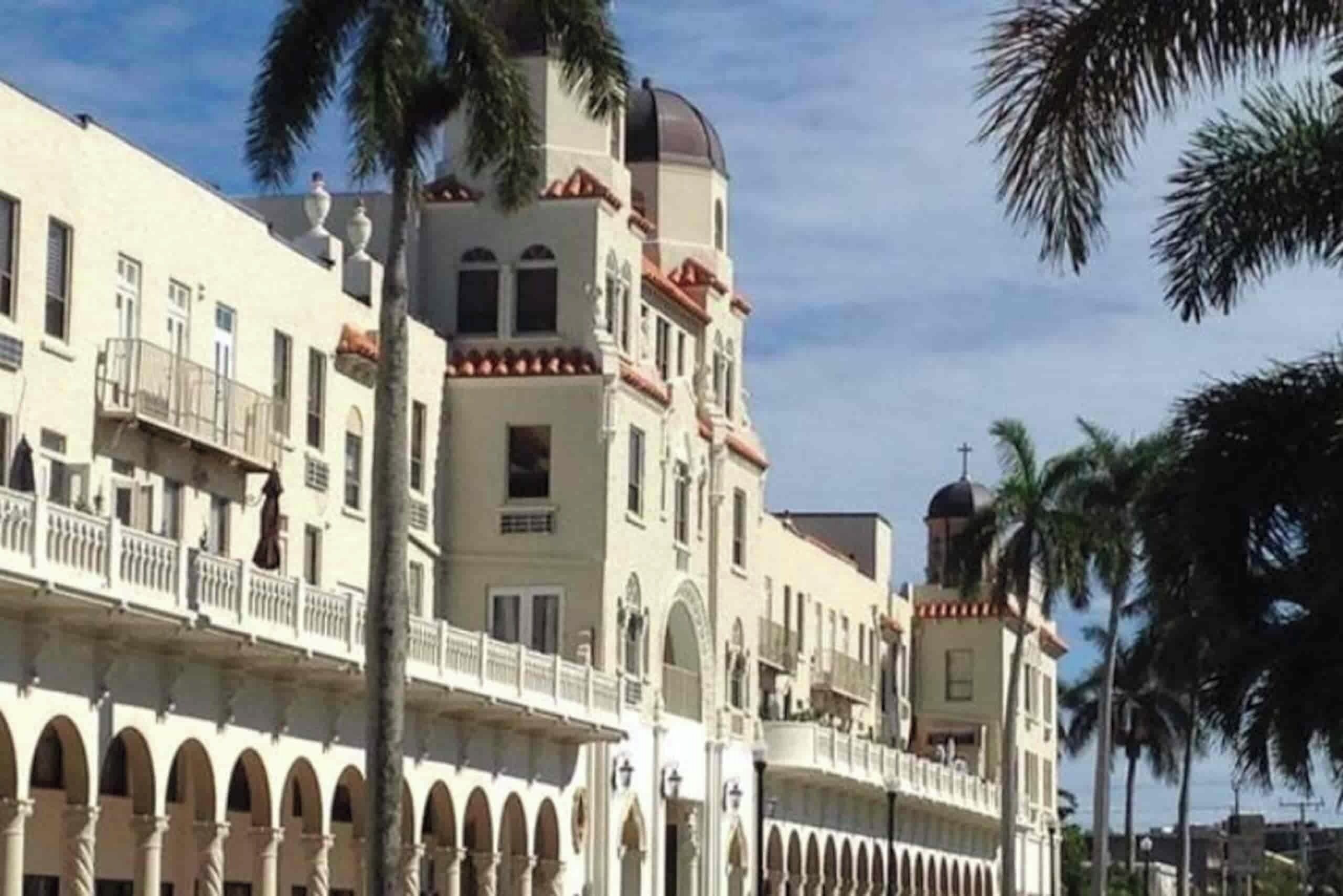 Un hôtel à plusieurs étages doté d’une cour intérieure, de balcons et d’une structure en forme de dôme.