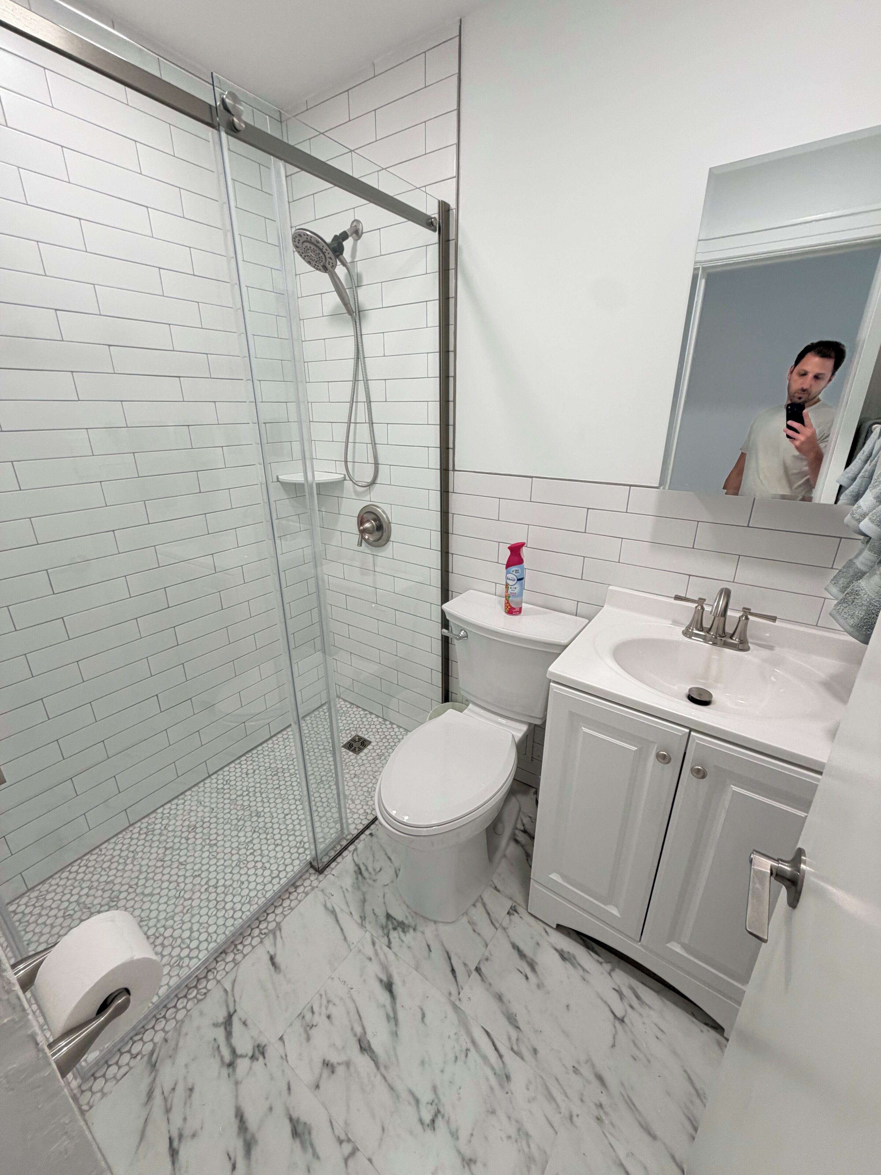 Douche, sèche-cheveux, serviettes fournies, savon