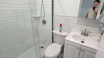 Douche, sèche-cheveux, serviettes fournies, savon