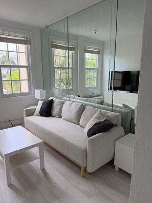 Living area - (Palm Beach)