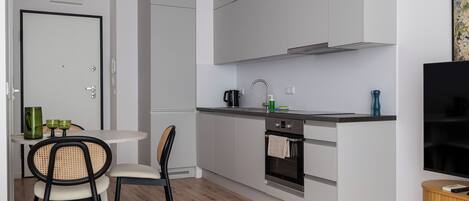 Réfrigérateur, un four, surface de cuisson, lave-vaisselle