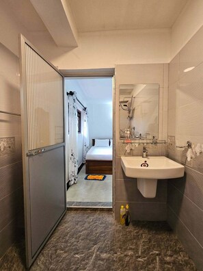 Amenidades de baño gratuitas, toallas, jabón, shampoo 