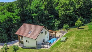 A house with a swimming pool, surrounded by trees and a grassy area. - Greenwood Retreat With Hot Tub & Sauna, Sveti Martin na Muri, Croatia (Sveti Martin na Muri)