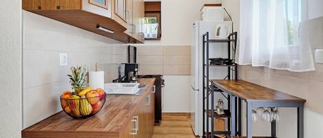 Wasserkocher mit Kaffee-/Teezubehör, Kühlschrank, Mikrowelle, Ofen