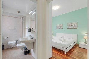 Bathroom - Blu Gem Modern, Riva del Garda, Italy (Riva del Garda)