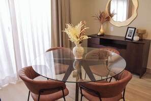 Dining - +MS +Encantadora Suite +Alberca +AC +Ubicación (Santiago de Querétaro)