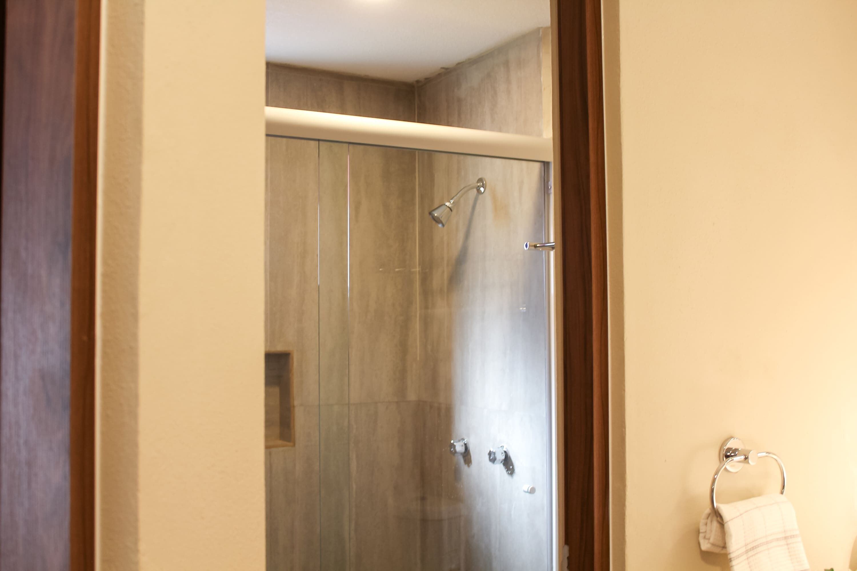 Shower, hair dryer, towels