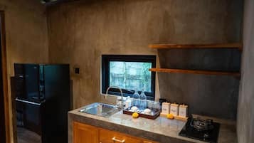 Vila standard, 1 cama King | Cozinha privada | Geladeira, micro-ondas, cooktop, talheres/pratos/utensílios de cozinha