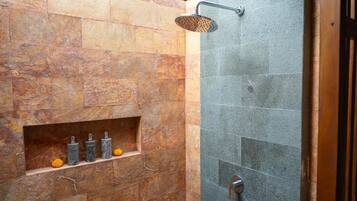 Vila standard, 1 cama King | Banheiro | Secador de cabelo, toalhas de banho, sabonete, shampoo