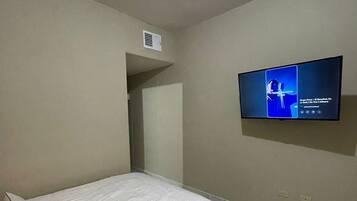 Iron/ironing board, WiFi (free)