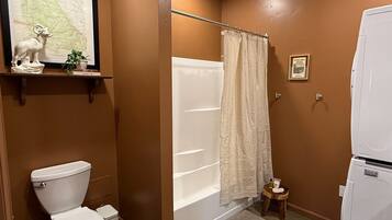 Sèche-cheveux, serviettes fournies, savon, papier toilette
