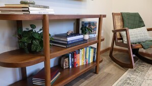 Ein Bücherregal aus Holz mit Büchern und einer Rätschelschachtel.