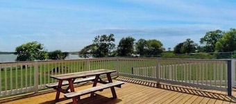 1-Acre Waterfront Estate: Private Pool, Fishing & Guest House, soccer+volleyball