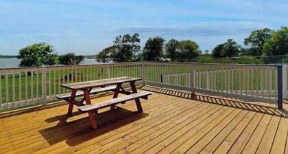 1-Acre Waterfront Estate: Private Pool, Fishing & Guest House, soccer+volleyball