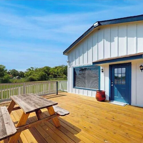 1-Acre Waterfront Estate: Private Pool, Fishing & Guest House, soccer+volleyball