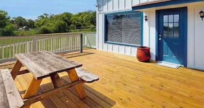 1-Acre Waterfront Estate: Private Pool, Fishing & Guest House, soccer+volleyball