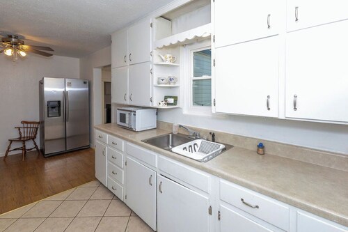 Spacious 4-bedroom house in lovely Duncan with AC