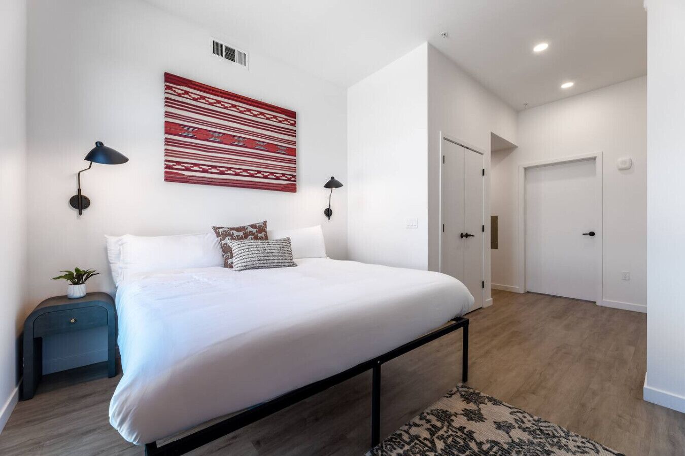 2 chambres, bureau, fer et planche à repasser, lit de bébé portatif