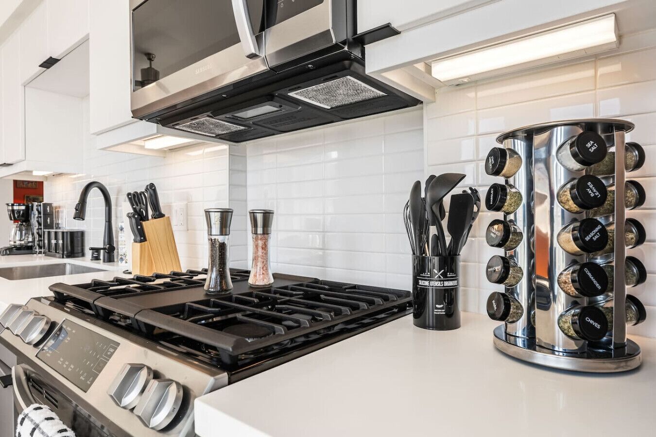 Een koffiezetapparaat/waterkoker, een koelkast, een magnetron, een oven