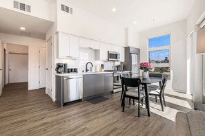 Coffee/tea maker, fridge, microwave, oven - Skyline Haven Near Dodger Stadium w/ DTLA Views (Los Angeles)
