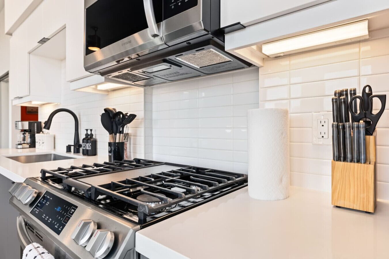 Een koffiezetapparaat/waterkoker, een koelkast, een magnetron, een oven