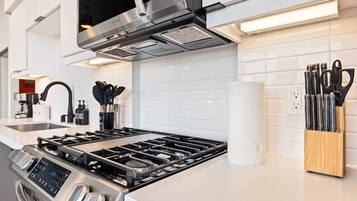 Een koffiezetapparaat/waterkoker, een koelkast, een magnetron, een oven
