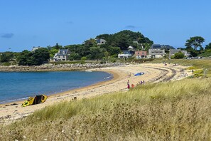 A coastal beach with a clear sky, a sandy shore, and houses in the background. - Ty Maezou - LANNION - Vacation Rental (LANNION)