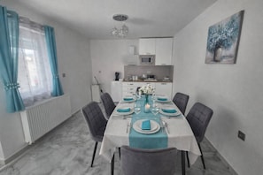 Huoneisto, 2 makuuhuonetta, esteetön, parveke | Ruokasali