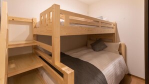 A bunk bed with a lower bed and a desk attached to the left side. - Rojuman Hakata (Fukuoka City Hakataku  Katakasu)