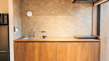 Full-sized fridge, microwave, stovetop, cookware/dishes/utensils