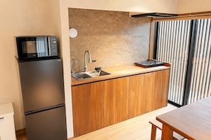 Full-sized fridge, microwave, stovetop, cookware/dishes/utensils - Ceueu Ichinomoto St. (Tenri)