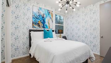 Desk, iron/ironing board, WiFi, bed sheets