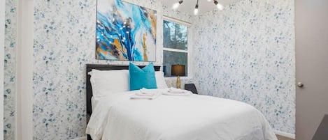 Desk, iron/ironing board, WiFi, bed sheets