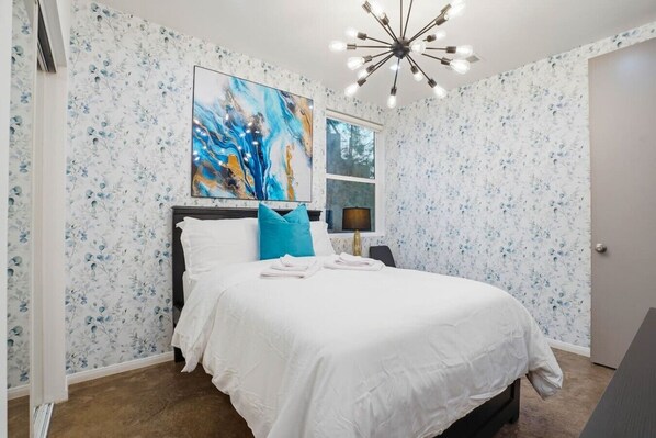 Desk, iron/ironing board, WiFi, bed sheets
