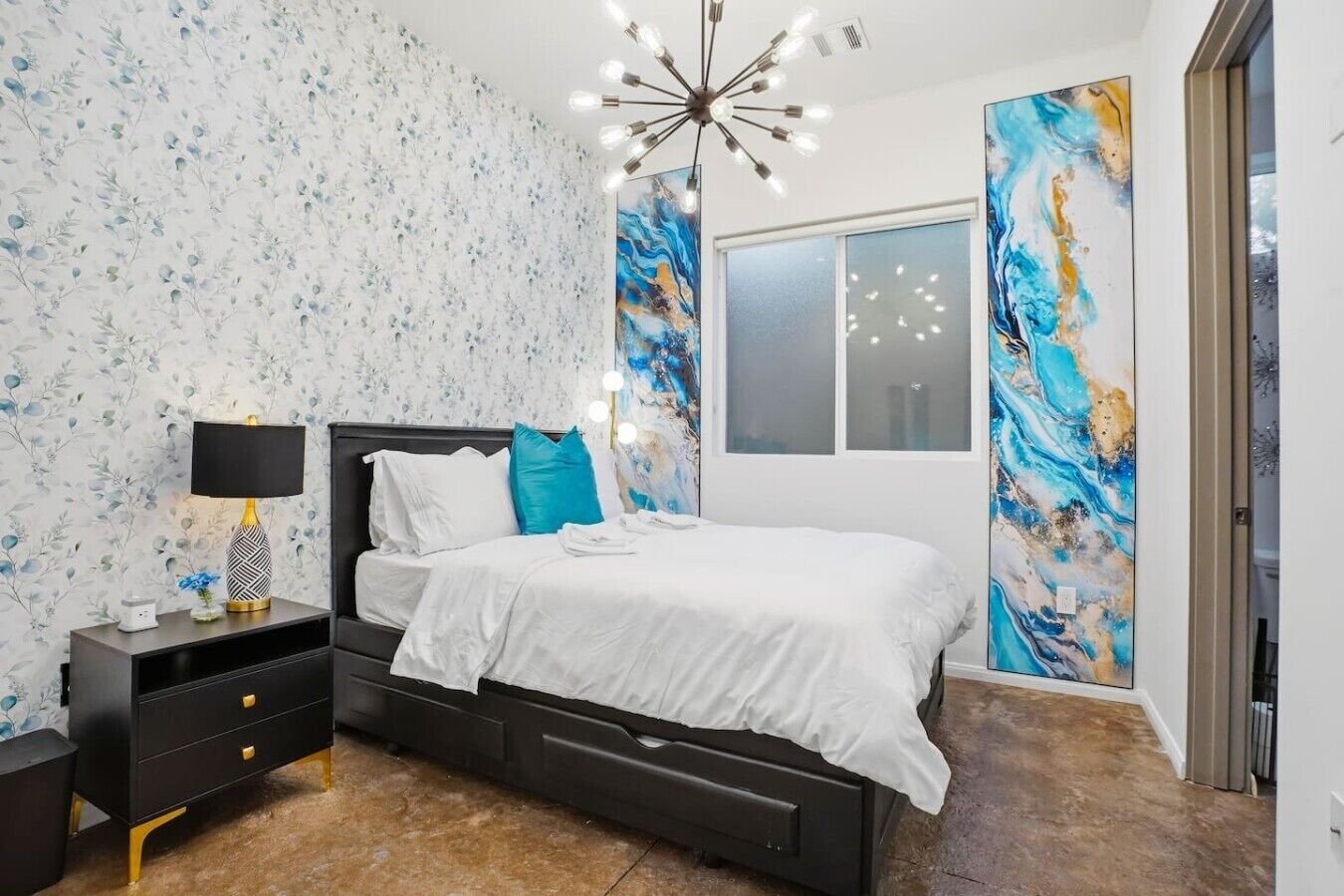 Desk, iron/ironing board, WiFi, bed sheets