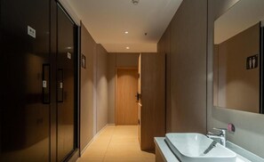 Secador de pelo, champú y papel higiénico