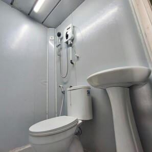 Bathroom - Hotel O near Living Word Mall formerly T (Denpasar)