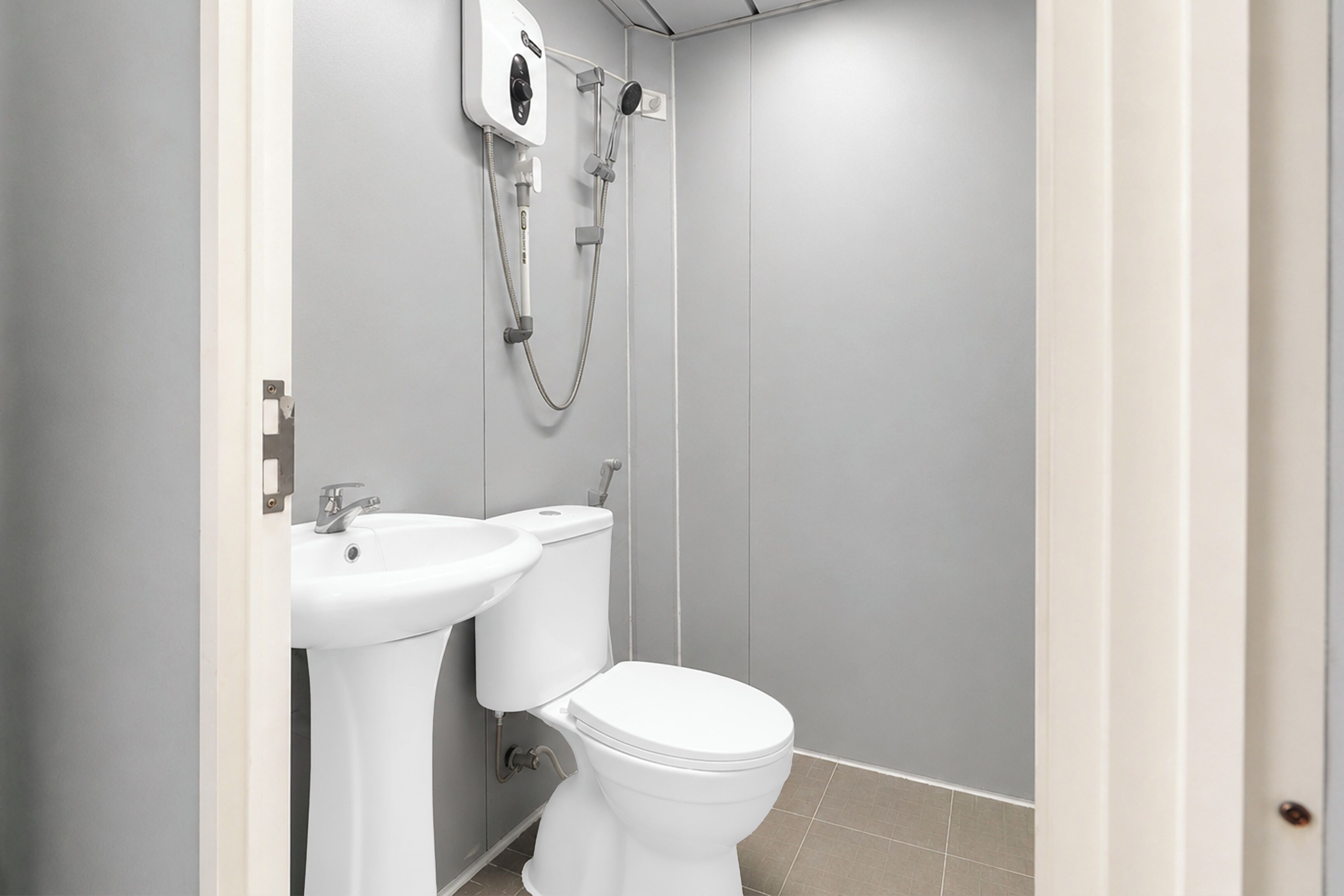 Un baño con inodoro, lavamanos y ducha.