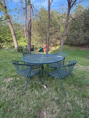 Outdoor dining - Cozy & eclectic 1BR guest house w/ private entrance & full kitchen. Pet friendly (Lexington)
