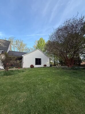 A single-story house with a sloped roof, a front door, and a small porch area. - Cozy & eclectic 1BR guest house w/ private entrance & full kitchen. Pet friendly (Lexington)