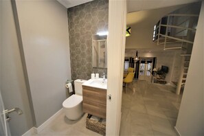 Bathroom - Vrbo Property (Sevilla)
