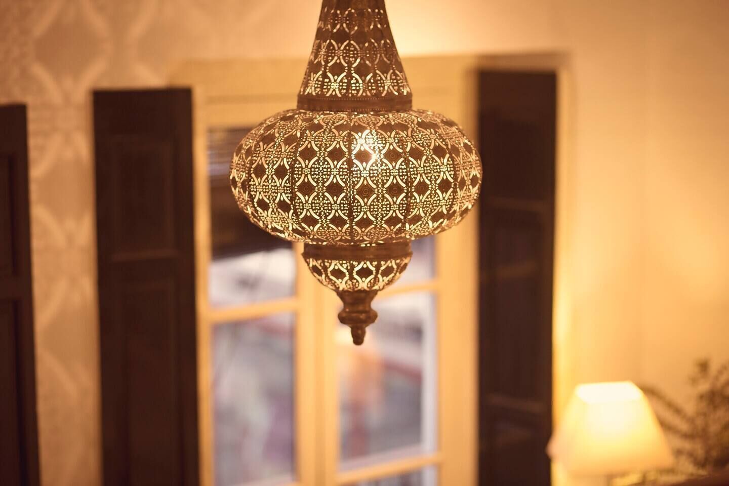 Une suspension décorative ornée de motifs complexes.