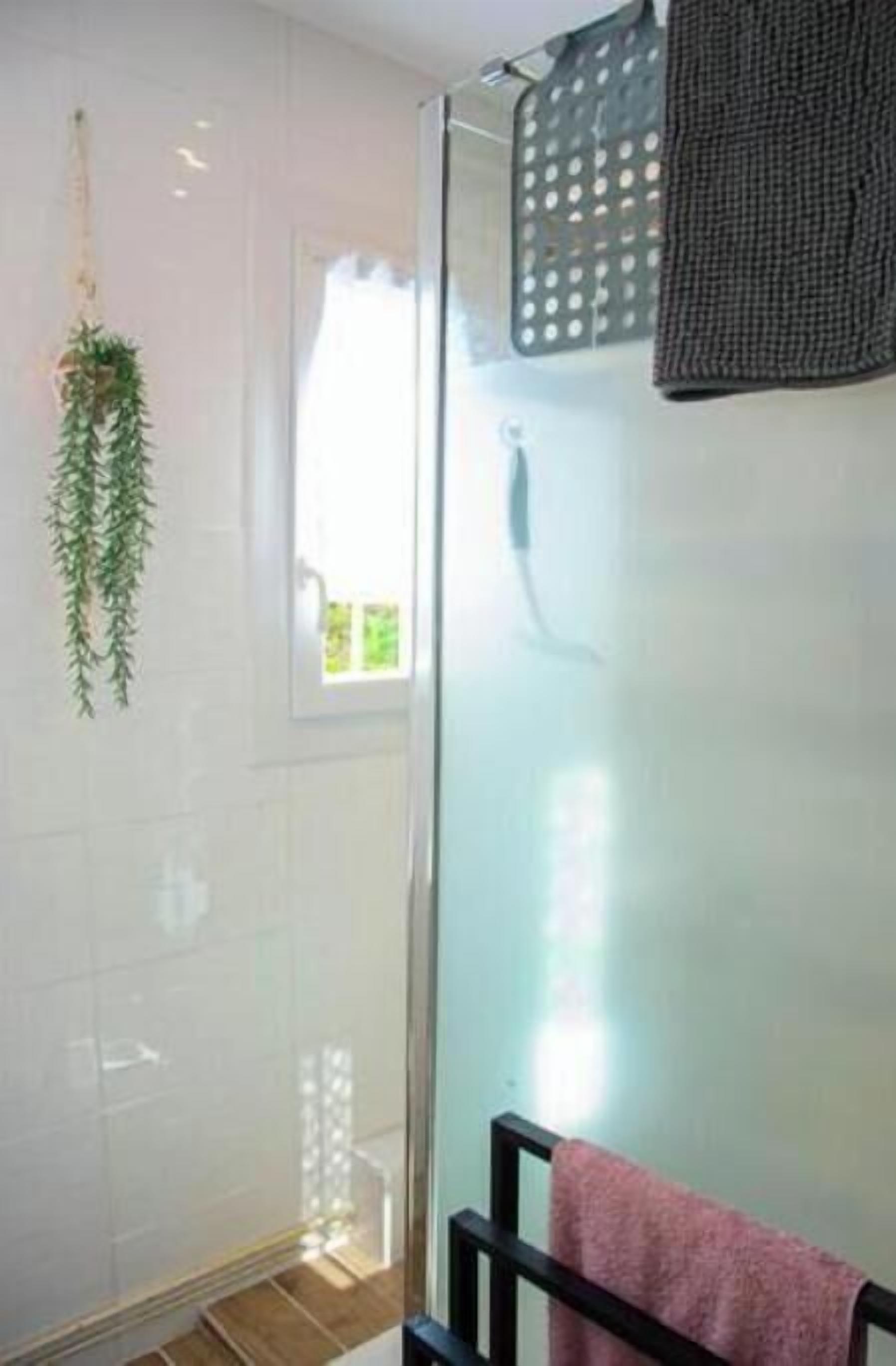 Een douche, een haardroger, handdoeken, toiletpapier