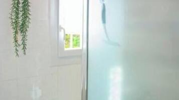 Een douche, een haardroger, handdoeken, toiletpapier