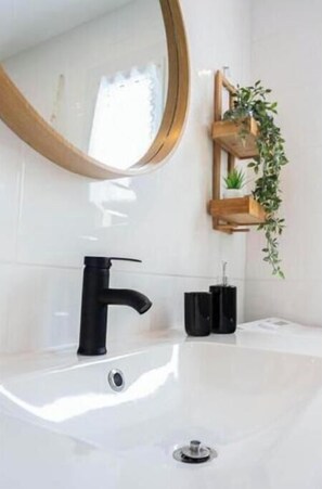 Bathroom - The Colibri Studio No. 6 (Cazaubon)