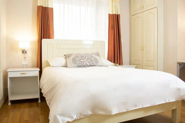 Room - Pet-Friendly Stay w/ Free Parking | Near TelefériQo Cable Car - 3.4 Mi Away! (Quito)